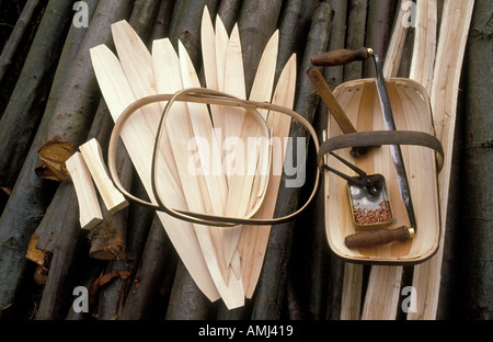 Tim Franks rendendo trugs giardino in modo tradizionale a mano con un coltello di rivestimento da Willow e legno di castagno a Herstmonceux. Foto Stock