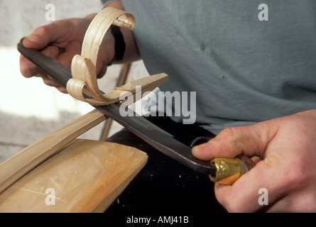 Tim Franks rendendo giardino trugs utilizzando gli strumenti tradizionali di Herstmonceux Sussex usando un drawknife. Foto Stock