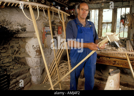 John Rudd rendendo il tradizionale rastrello fieno nella sua bottega vicino a Appleby Cumbria Foto Stock