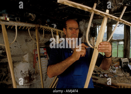 John Rudd rendendo il tradizionale rastrello fieno nella sua bottega vicino a Appleby Cumbria Foto Stock