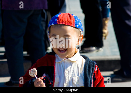 Asian ragazzo indossa bandiera americana Hat in piazza Tiananmen Pechino CINA Foto Stock