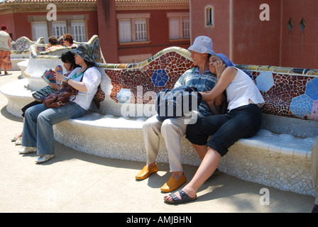 Le coppie relax nel Parc Guell Barcellona Foto Stock