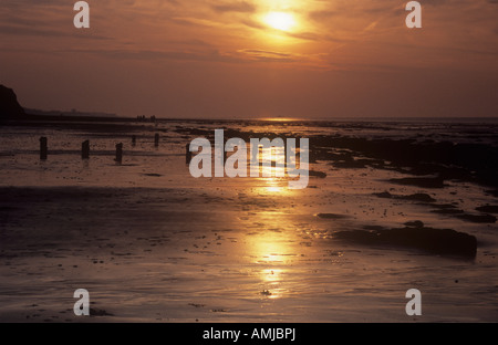 Tramonto a bassa marea a Reculver guardando verso Herne Bay Kent Foto Stock