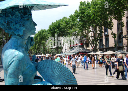 Statua sulla Ramblas via dello shopping a Barcellona Spagna Foto Stock