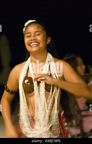 Giovane donna Palaun danza tradizionale danza polinesiana, Palau Isola Foto Stock