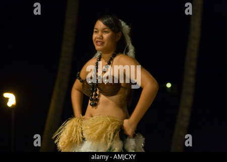 Giovane donna Palaun danza tradizionale danza polinesiana, Palau Isola Foto Stock