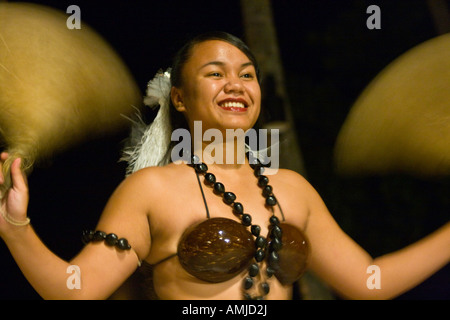 Giovane donna Palaun danza tradizionale danza polinesiana, Palau Isola Foto Stock