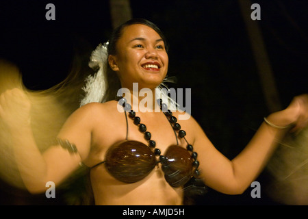 Giovane donna Palaun danza tradizionale danza polinesiana, Palau Isola Foto Stock