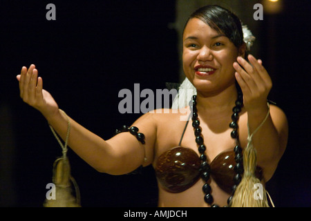 Giovane donna Palaun danza tradizionale danza polinesiana, Palau Isola Foto Stock