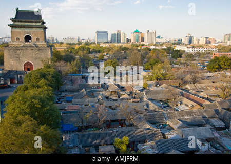 Il campanile e i tetti di Hutong circostante Pechino CINA Foto Stock