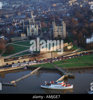 Rochester Castle e Cattedrale sul fiume Medway UK vista aerea Foto Stock