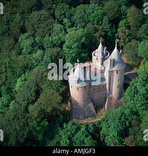 Castell Coch è impostata su un livello elevato nella foresta del Galles vista aerea Foto Stock