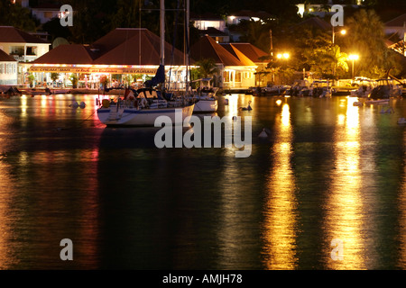 Le riflessioni e le luci sul porto di Gustavia di notte San Barts Foto Stock