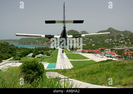 Twin Otter sbarco sulla breve St Barts pista di aeroporto Foto Stock