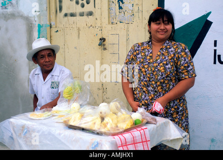 Mexiko, Yucatan, Hunucma bei Merida, Obstverkäufer bei religiöser Fiesta Foto Stock