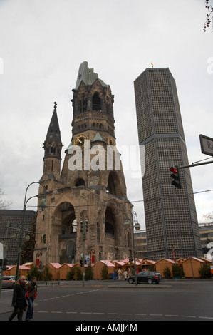 Kaiser Wilhelm Gedächtniskirche chiesa memoriale della nuova torre campanaria e il mercato di Natale Berlino Germania Foto Stock