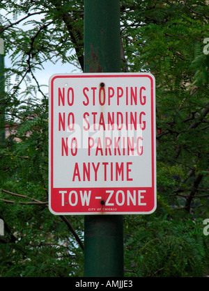 Nessun arresto di stazionamento permanente in qualsiasi momento cartello stradale downtown Chicago Illinois USA Foto Stock