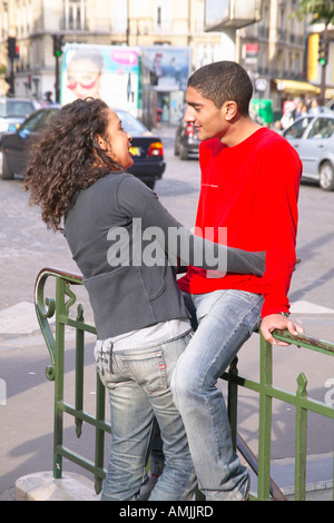 Ragazzo e una ragazza abbracciando fuori dalla fermata della metropolitana di Parigi Francia Foto Stock