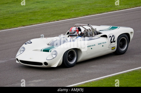 1965 Lola-Chevrolet T70 Spyder durante la Pentecoste Trophy gara a Goodwood, Sussex, Regno Unito. Foto Stock