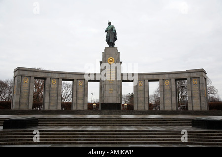 Lo STOA del con la statua del soldato sovietico memoriale di guerra Tiergarten Berlino Germania Foto Stock