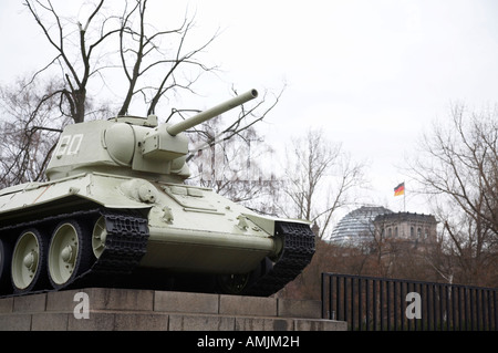 Carro T 34 del memoriale di guerra sovietico tiergarten con il Reichstag sullo sfondo Berlino Germania preso nei primi anni '1990 Foto Stock