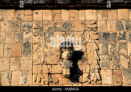 Mexiko, Yucatan, Chichen Itza, il Templo de Los Guerreros, Kriegertempel, Fassade versehen mit einer Chac-Maske, aus deren aufgeris Foto Stock