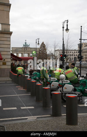 La polizia tedesca polizei moto parcheggiata su una strada con la sicurezza dei posti e la Porta di Brandeburgo e l albero di Natale sfondo Foto Stock