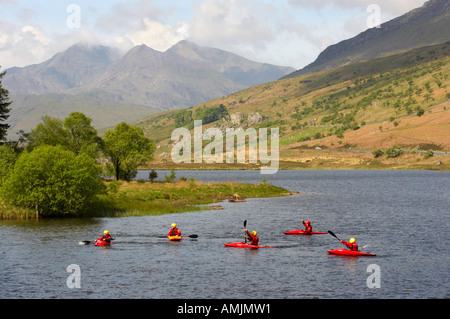 Canoisti Llynnau Mymbyr Vicino a Capel Curig Snowdonia North West Wales Foto Stock