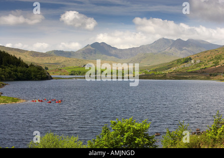 Canoisti Llynnau Mymbyr Vicino a Capel Curig Snowdonia North West Wales Foto Stock