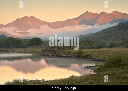 Sunrise Llynnau Mymbyr Vicino a Capel Curig Snowdonia North West Wales Foto Stock