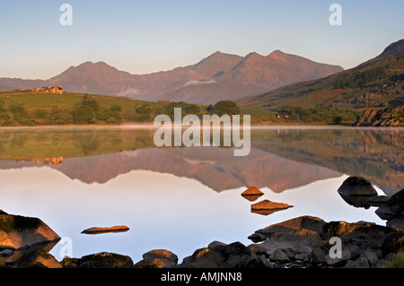 Sunrise Llynnau Mymbyr Vicino a Capel Curig Snowdonia North West Wales Foto Stock