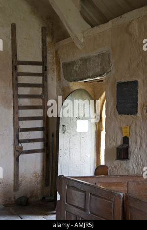 Il telecomando 13c St Baglan la Chiesa, Llanfaglan, Gwynedd, Galles del Nord, Regno Unito. Un catafalco per trasportare bare pende dall ingresso Foto Stock