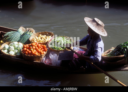 Barca con produrre al Mercato Galleggiante Damnoen Saduak vicino a Bangkok in Tailandia Foto Stock