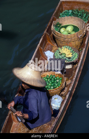 Barca con produrre al Mercato Galleggiante Damnoen Saduak vicino a Bangkok in Tailandia Foto Stock