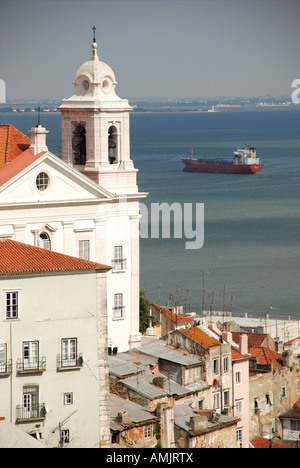 Vista della vecchia Lisbona con la barca in distanza. Foto Stock