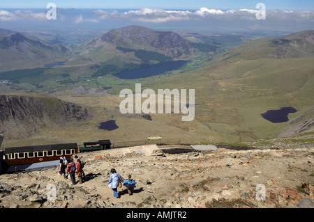 I passeggeri di ritorno per motore Diesel Snowdon Vertice stazione ferrovia Snowdon Mountain Snowdonia North West Wales Foto Stock