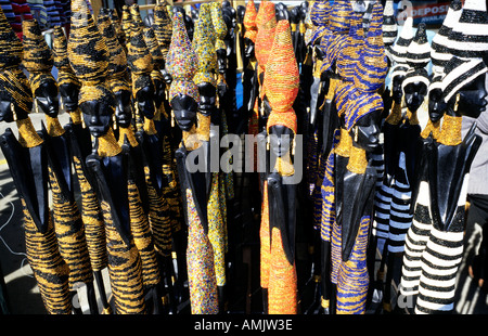 Perline in legno sculture africane figure Foto Stock