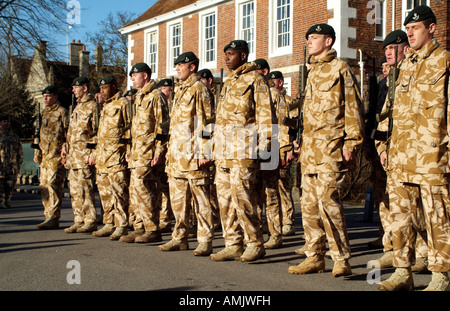 Linee di soldati celebrano il loro ritorno dall'Iraq i fucili un fucile elite reggimento sfilata fuori Sarum College Foto Stock