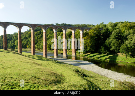 Leaderfoot viadotto ferroviario, costruito 1865, attraversando il fiume Tweed vicino a Melrose. Regione di frontiere, Scozia. Foto Stock