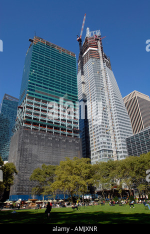 L'ex edificio Verizon l sotto lavori di rinnovo e l'under construction Bank of America Tower R Foto Stock