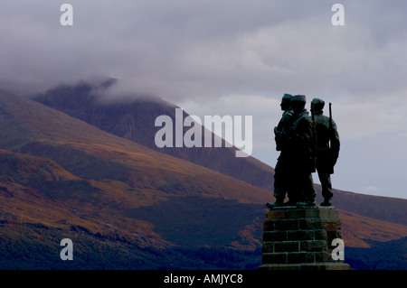 WW2 Commando Memorial a Spean Bridge vicino a Fort William. Regione delle Highlands, Scozia. Pendici del Ben Nevis area formazione dietro. Foto Stock