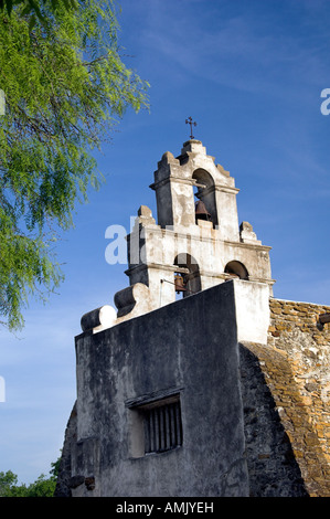 La torre campanaria della Missione di San Francisco de la espada in San Antonio Texas USA Foto Stock