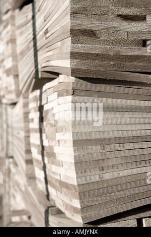 Immagine in bianco e nero di un pallet di cedar shingles utilizzato per parteggiare per casa Foto Stock