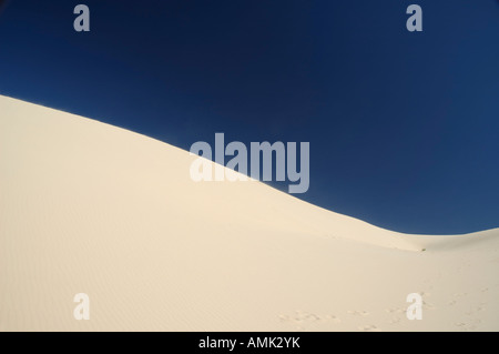 Dune di sabbia oltre il cielo blu Foto Stock