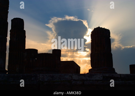 Pompei rovine della città con il tramonto Napoli Italia Foto Stock