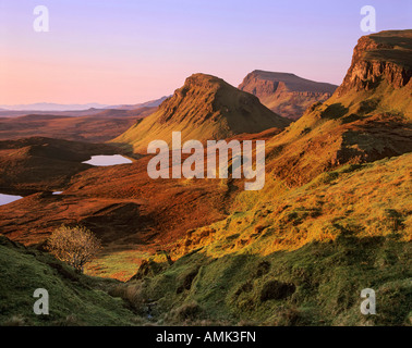 A settembre sunrise sulle splendide colline arrotondate che compongono il Quiraing sull'Isola di Skye in Scozia. Foto Stock