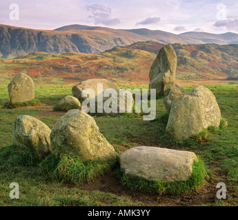 Una sezione di Castlerigg Stone Circle in alto sulla Derwent Water e vicino alla città di Keswick nel lago Cumbrias Distict Foto Stock