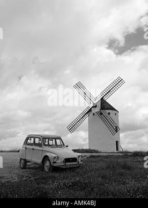 Vecchia auto Citröen vicino al mulino a vento (Don Chisciotte terra, Campo de Criptana, Ciudad Real) Foto Stock