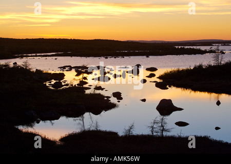 Tramonto su un laghetto lungo l'autostrada 510, il labrador unità costiere,Baia Rossa, Viking Trail, Southern Labrador, Labrador, Canada. Foto Stock