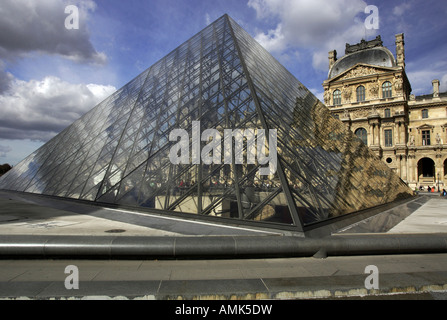 La Piramide del Louvre davanti all'ingresso principale del Museo del Louvre, Parigi, Francia Foto Stock